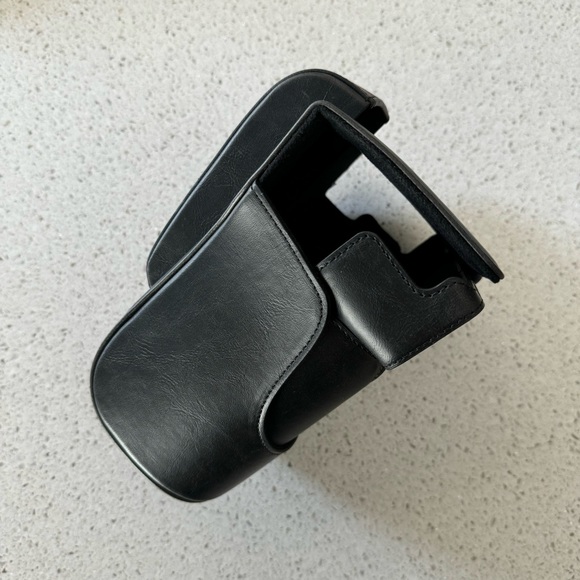 megagear leather camera case - Picture 3 of 10